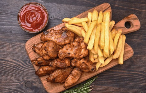 Chicken wings with chips